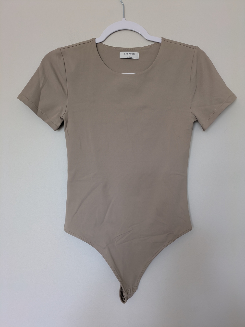 BABATON Aritzia Beige Short-Sleeve Bodysuit Sz M